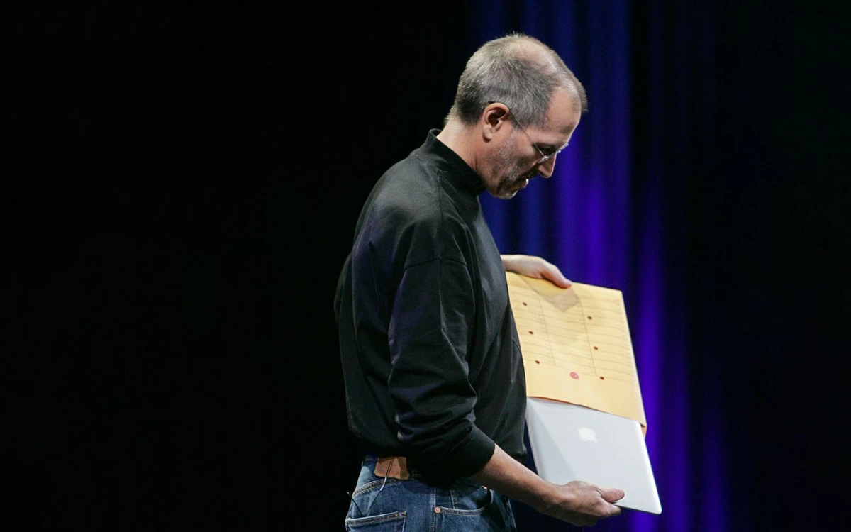 Tại Sao Sự Tinh Tế Trong Từng Chi Tiết Lại Tạo Nên Khác Biệt? 3 Steve-Jobs-Introducing-MacBook-Air-2